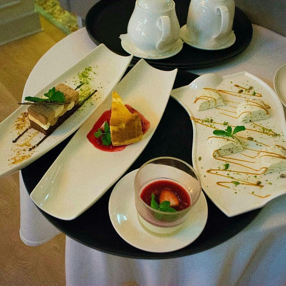 Flat Porcelain White Dish With Handles 12" | 31 Cm